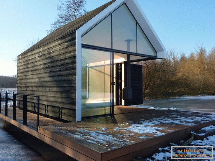 Casa de vidro pequena perto do lago na Holanda