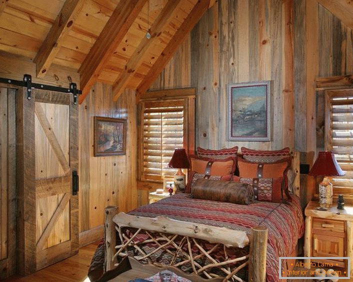 Um quarto em estilo campestre em um pequeno pavilhão de caça no norte da França.