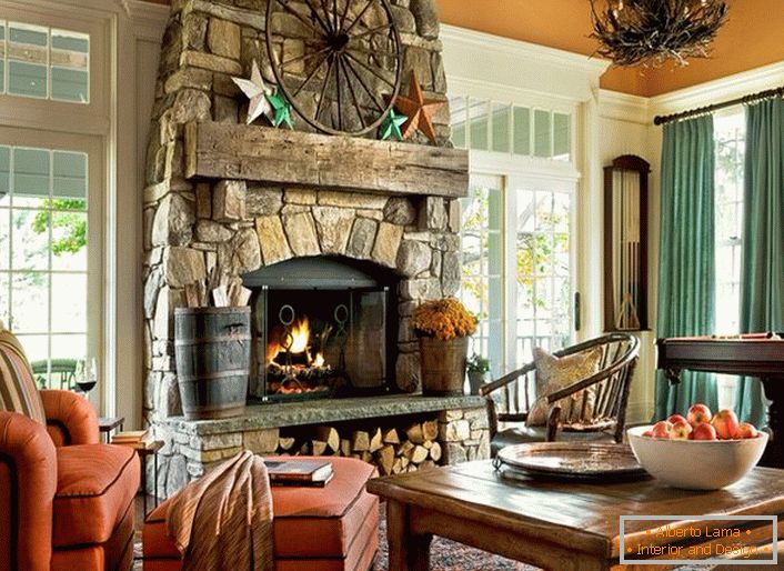 Um espaçoso quarto em uma casa de campo em estilo country. Destacam-se grandes janelas com molduras de madeira e uma enorme lareira, feita com pedra natural.