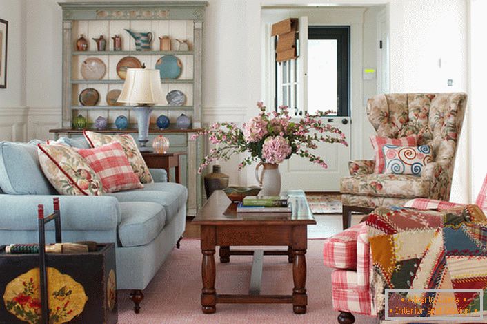 Provence escandinavo - ideal para decorar uma sala de estar em uma casa de campo. A atmosfera de conforto familiar e calor permitirá que você relaxe e relaxe em uma atmosfera informal.