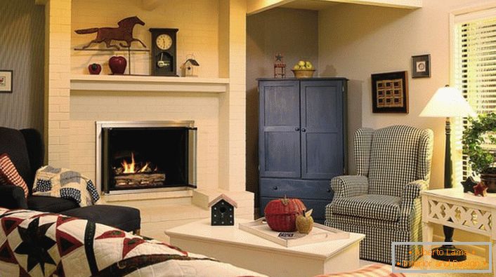 Modesta sala de estar no estilo country para os amantes do conforto em casa.