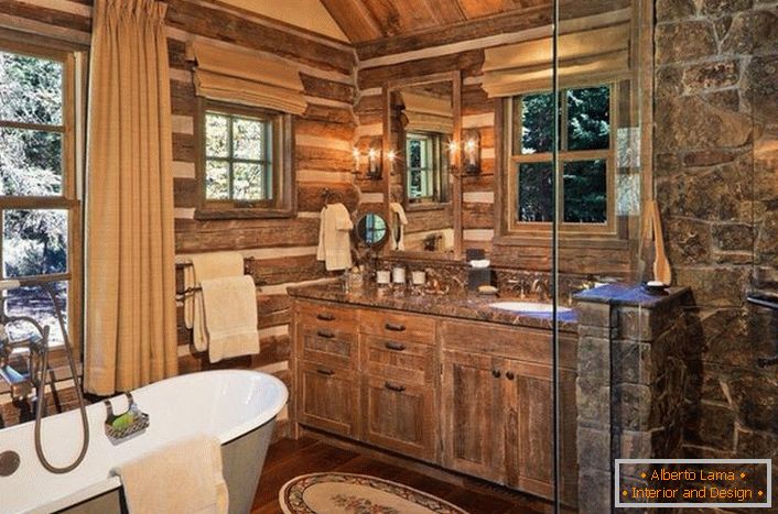 Casa de banho no país de estilo rural com mobiliário devidamente selecionado. Uma idéia de design interessante é uma janela com uma moldura de madeira acima do banheiro.