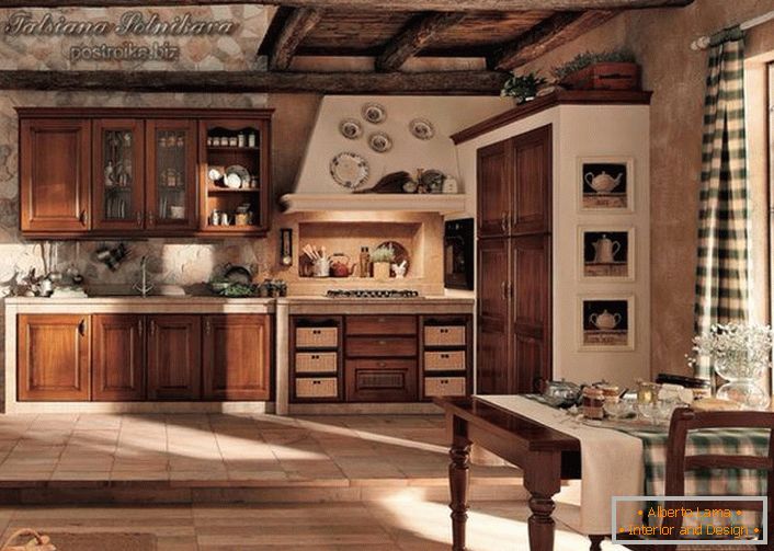 Uma cozinha de luz espaçoso em estilo country é interessante com uma clara divisão em zonas. Um pequeno espaço de trabalho do pódio é separado da sala de jantar.
