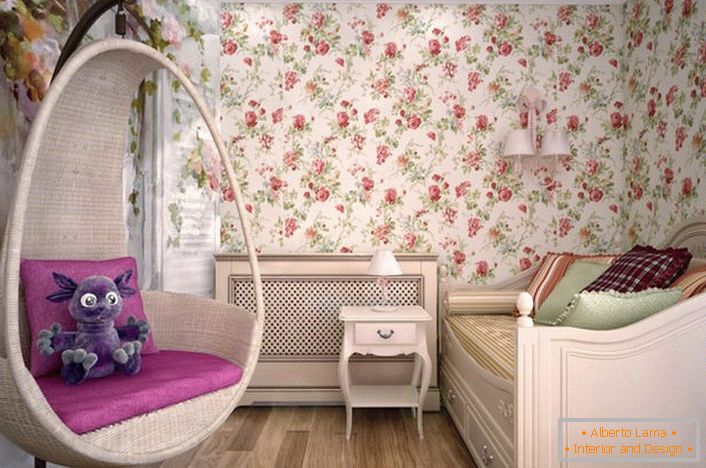 O quarto para uma jovem senhora é decorado em estilo country. Nas melhores tradições de estilo, o designer usou papel de parede com um ornamento floral.