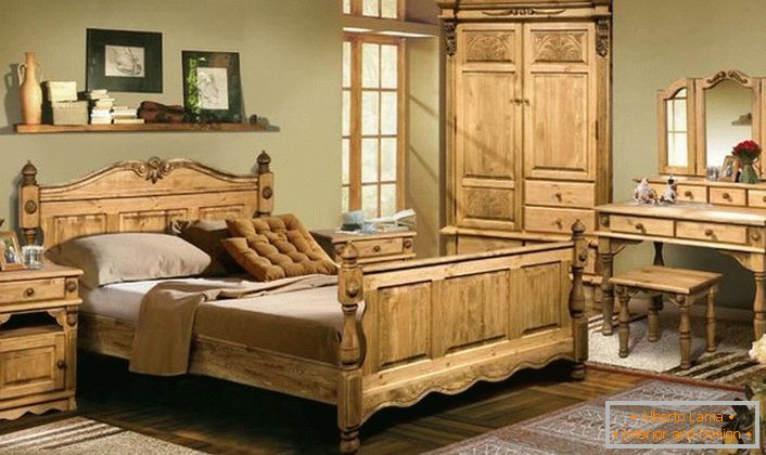 Mobiliário maciço feito de madeira em estilo rústico. Um leve arranjo de madeira traz conforto e simplicidade para a sala, o calor da lareira da família.