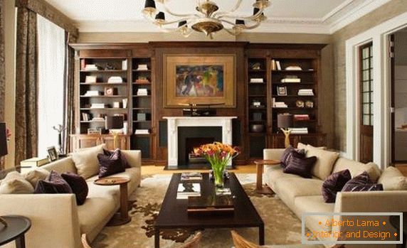 Luxuosa sala de estar com móveis simétricos