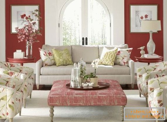 Sala de estar simétrica em cores da primavera