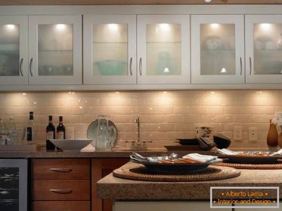 Aponte a iluminação na cozinha com luzes aéreas
