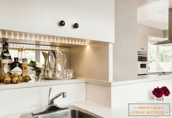 Iluminação adicional na cozinha - iluminação da área de trabalho na cozinha com uma faixa de LED