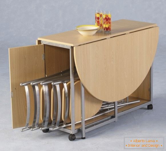 mesa dobrável e cadeiras