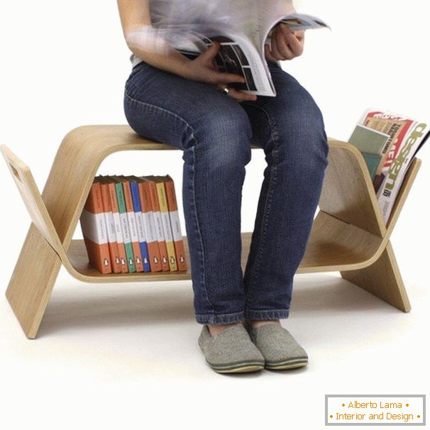Cadeira com nicho para guardar livros