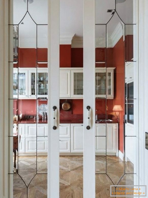 Portas deslizantes elegantes para cozinhas de madeira com vidro