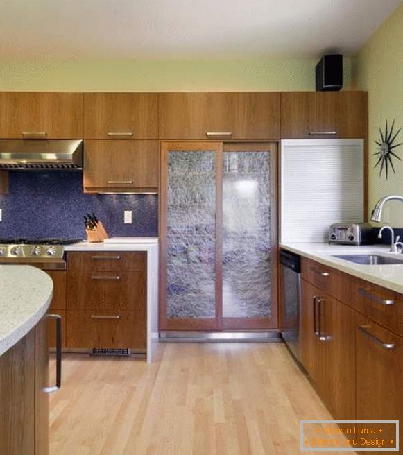 Coupe de porta de correr de madeira na cozinha com vidro