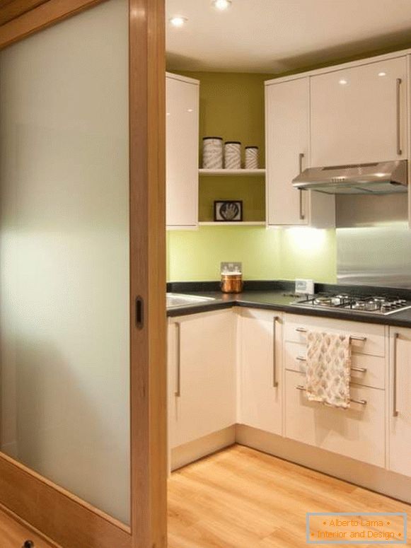 Belo design de cozinha com portas de correr de madeira