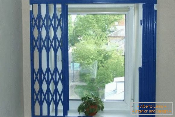 Grelhas Internas на окна - раздвижные синего цвета