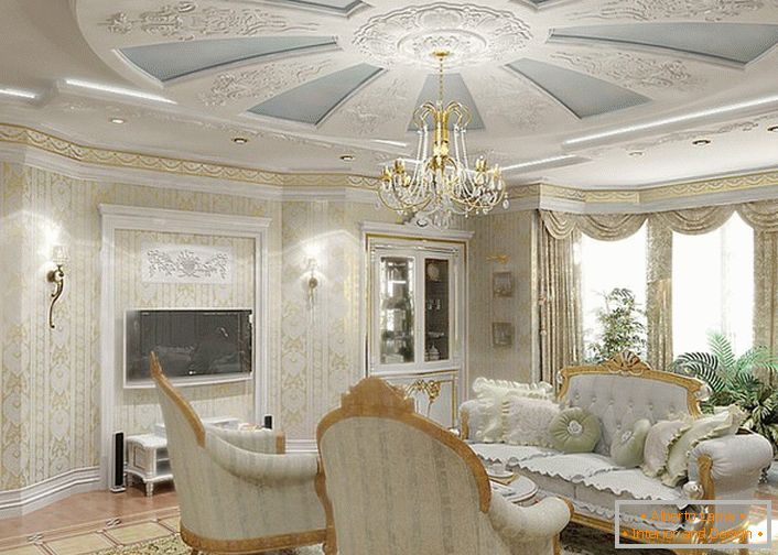 Uma elegante sala de estar em uma casa no oeste da Alemanha. Uma combinação suave de azul e branco é ideal para um quarto de hóspedes.