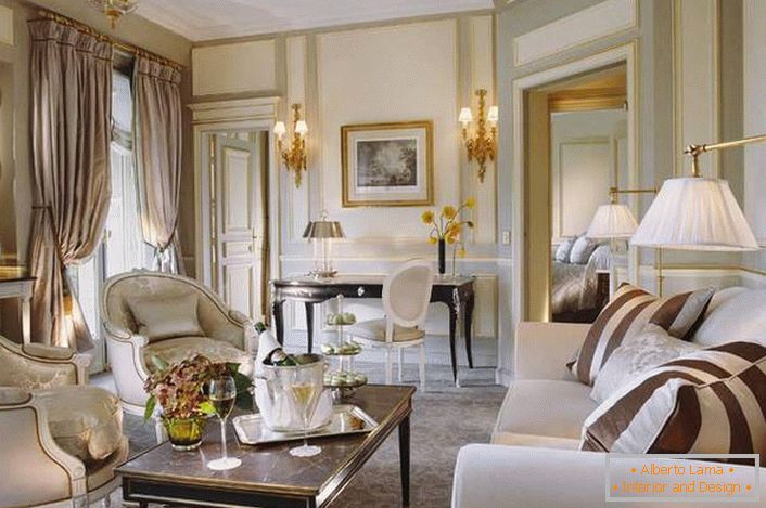 Um pequeno quarto de hóspedes foi concebido de acordo com os requisitos do estilo francês. Um bom exemplo de iluminação para a sala de estar. 