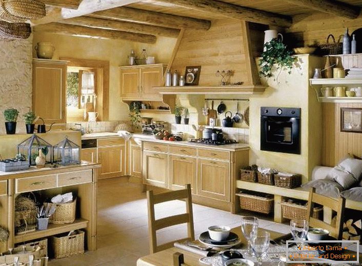Cozinha no estilo francês de madeira maciça é decorada com flores, que são organizadas uniformemente ao redor da sala. 