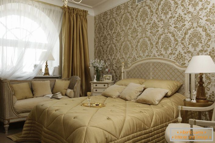 Um pequeno quarto familiar em estilo francês com uma grande janela arqueada parece elegante e espetacular.