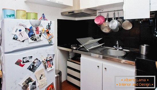 Design de interiores de uma pequena cozinha в чёрно-белом цвете