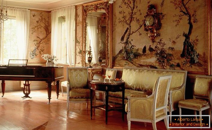 Luxuosa sala de estar em estilo império é notável pela decoração requintada.O dono da casa, muito provavelmente, gosta de tocar piano, o que também se encaixa bem na imagem geral do interior. 
