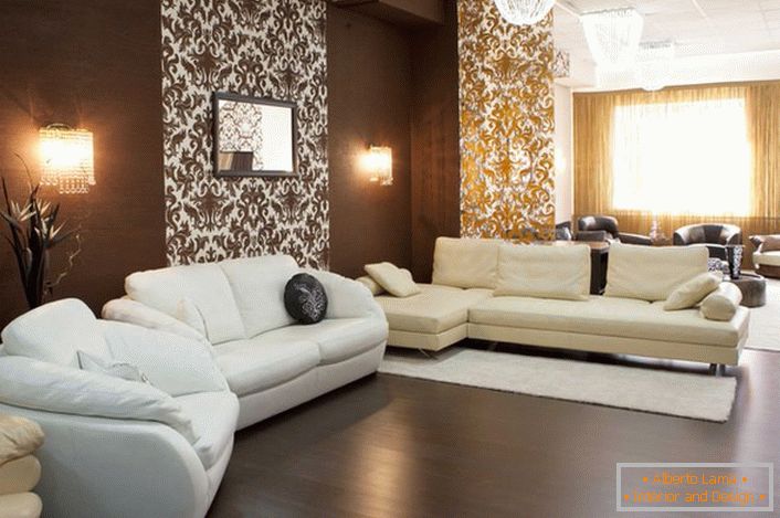 Uma combinação contrastante de marrom escuro e branco - uma solução clássica para o design do quarto de hóspedes no estilo Império.