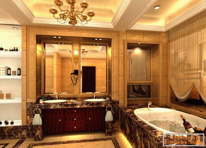 Um enorme banheiro no estilo Império é artisticamente decorado com pequenos detalhes decorativos. De acordo com os requisitos do estilo, toalheiros, lâmpadas de parede, uma cortina de pano leve na janela são selecionados.