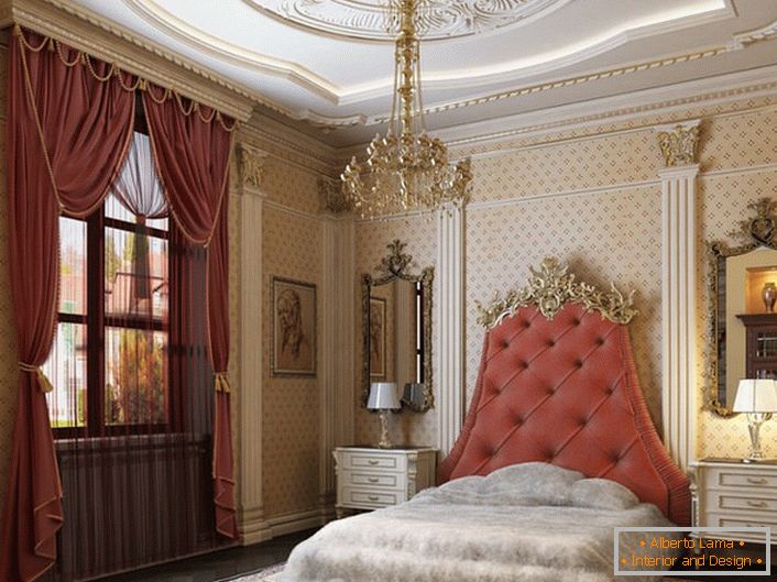 No centro da composição do design está uma cama com uma cabeceira alta, estofada com tecido mole da cor de uma rosa chá. 