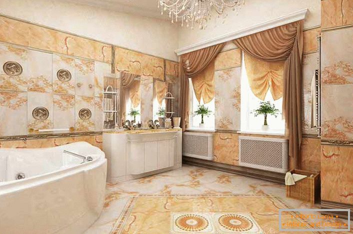 A cor do marfim combina harmoniosamente com os tons de laranja brilhante no banheiro, decorados em estilo Império.