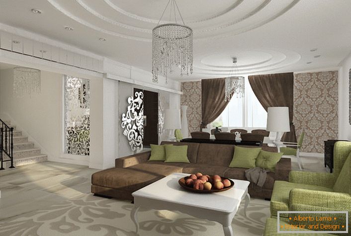 Luxuosa sala de estar em estilo império. Tectos de vários níveis adornam uma iluminação bem escolhida.