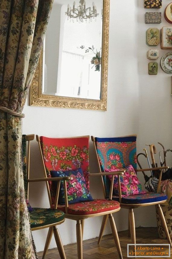 Cadeiras com uma foto para um lenço russo