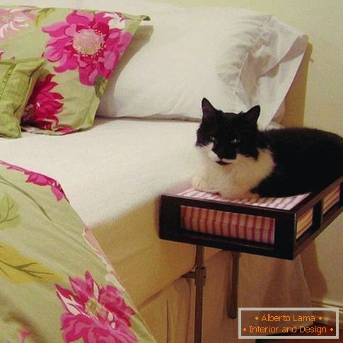 Mesa de cabeceira com um lugar para um gato