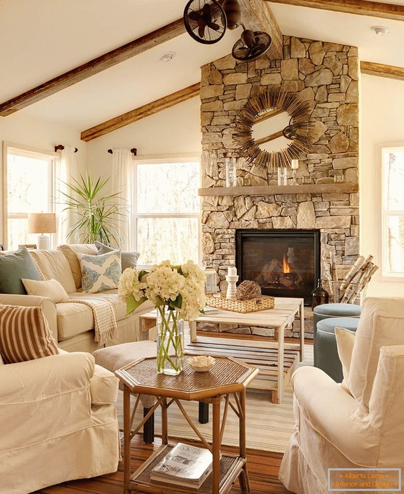 Interior de uma casa de campo com lareira feita de pedra natural