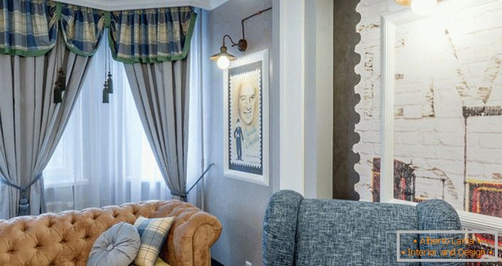 No interior moderno da sala de estar de uma jovem família artística, você pode sempre encontrar características tradicionais. Preste atenção ao sofá Chester, cortinas feitas de tecidos pesados ​​e uma paleta de cores na decoração das paredes. 