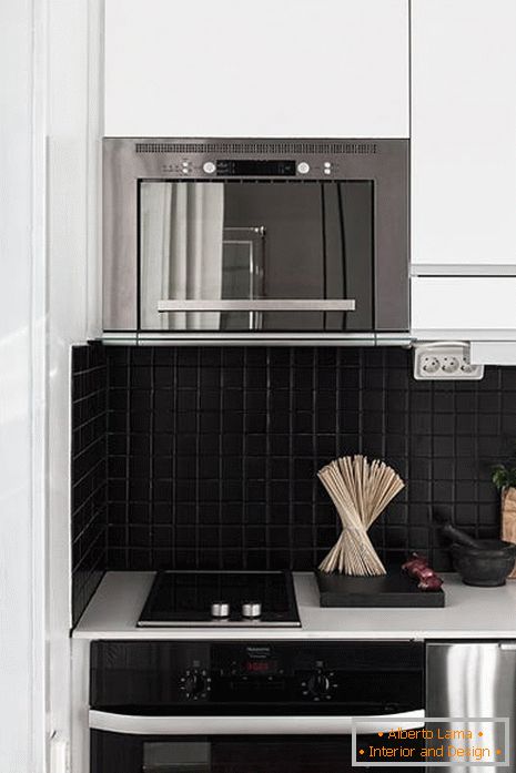Azulejo escuro no design clássico de uma pequena cozinha