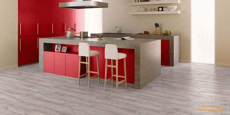 A combinação de piso cinza, paredes bege e móveis vermelhos na cozinha