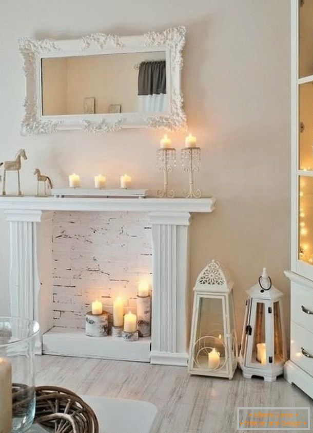 Colocação de velas em uma lareira decorativa