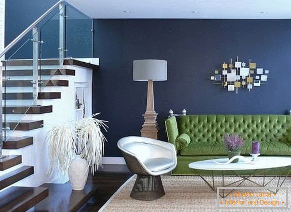 Sofá verde e paredes azuis na sala de estar