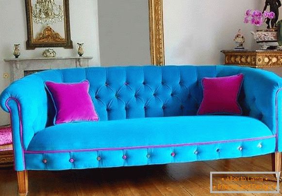 Azul brilhante com um sofá cor-de-rosa na sala de estar