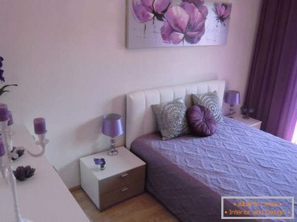 Cortinas roxas no quarto - foto com uma bela decoração