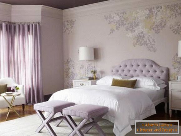 Papéis de parede roxos, cortinas e teto no quarto - foto