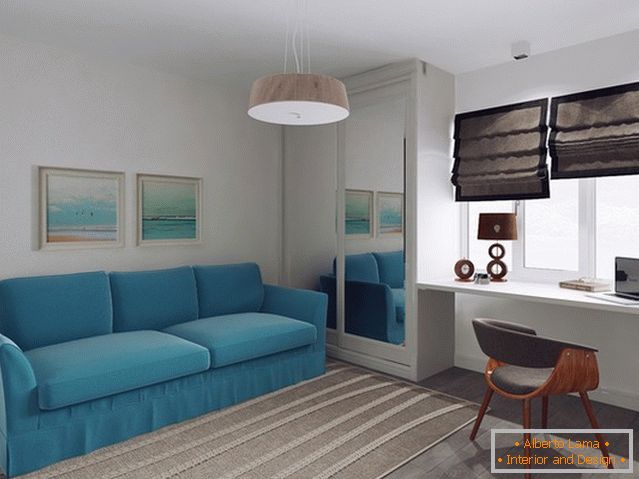 Sofá azul brilhante na pequena sala de estar