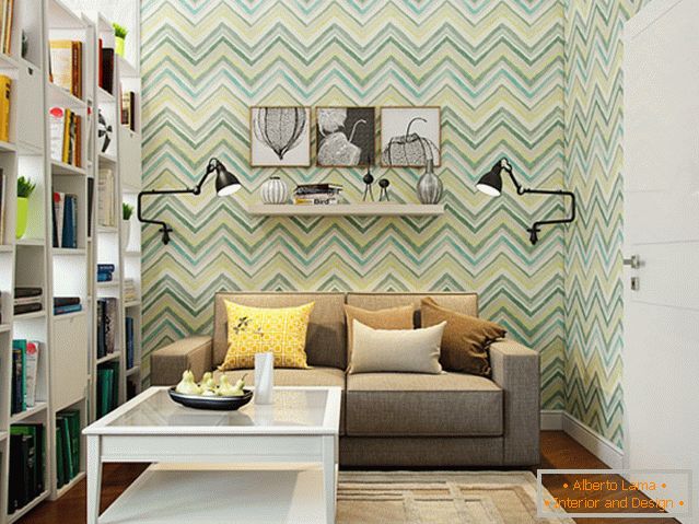 Um padrão colorido na parede de uma pequena sala de estar