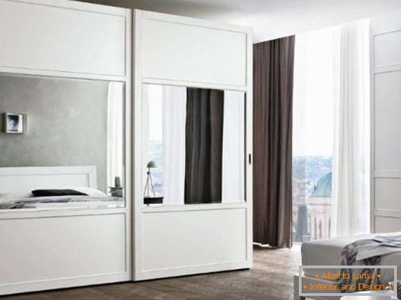 Compartimento de guarda-roupa branco no quarto - foto no design de interiores