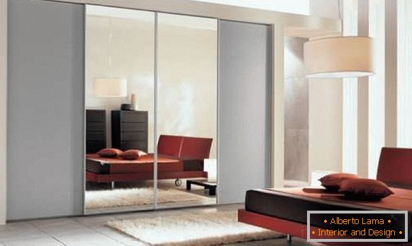 Armários de espelho de um compartimento em um quarto - uma foto em design de interiores