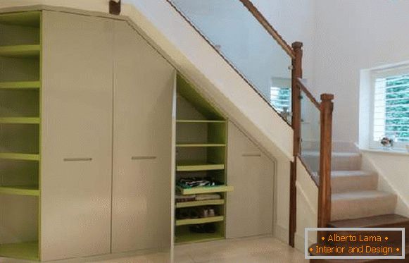 armário sob as escadas em uma casa privada foto, foto 8