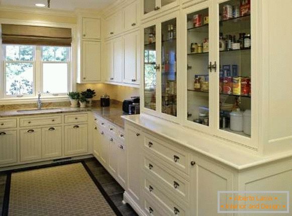 Armário de cozinha com portas de vidro