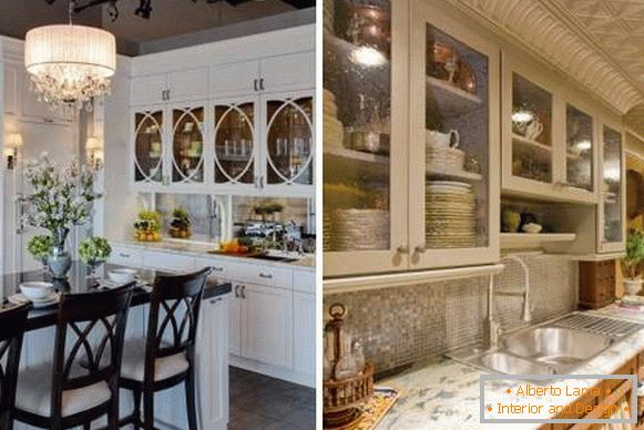 Armário de parede com portas de vidro no interior da cozinha