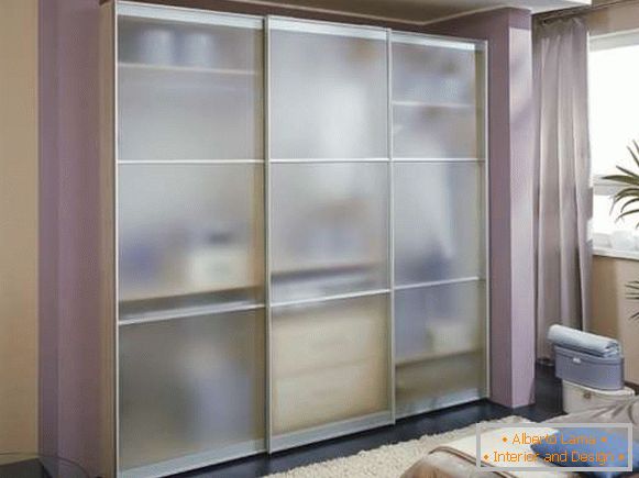 Compartimento do armário com portas de vidro transparente