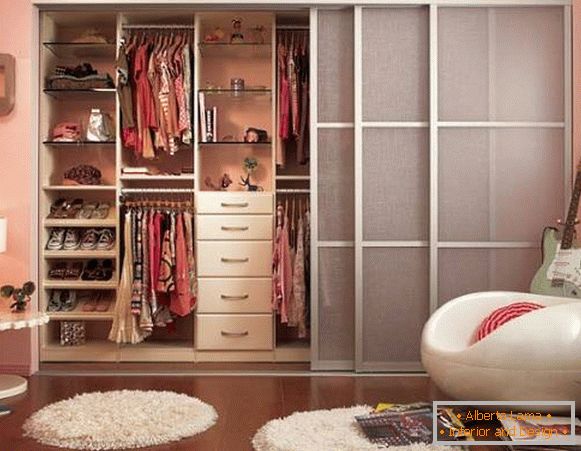 Compartimento do armário com portas de tecido fino